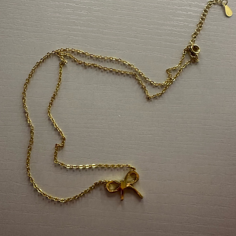 Elegant Gold Bow Necklace